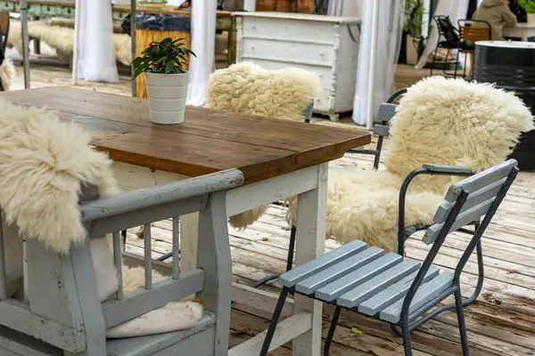 Sahte kürk kaplamalı, açık hava kahvesi, kışın teras tasarımı. .