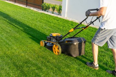 yeşil çim biçme makinesi ile ev bahçesinde .