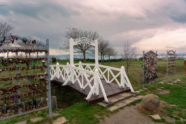 Balatonvilagos 'taki popüler beyaz aşk köprüsünün üzerinde aşk kilitleri var. .