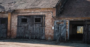 tuğla duvarlı eski terk edilmiş sanayi binaları .