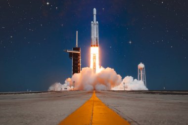 NASA Avrupa Clipper uzay aracı taşıyan SpaceX Falcon Heavy roketi NASA tarafından desteklenen bu görüntünün elementlerini kaldırır