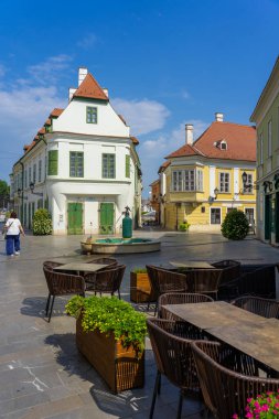 Gyor Macaristan 'da renkli evler, çeşme ve kafe terası olan Avrupa' nın eski meydanı .