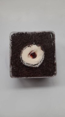 Kara Orman 'ın doğum günü pastası beyaz arka planda üst görünümü. pastane arka planı, mağaza, pazar, kutlama, hafıza, sembol, aşçılık, restoran, pasta, aperatif, hamur işleri, iş