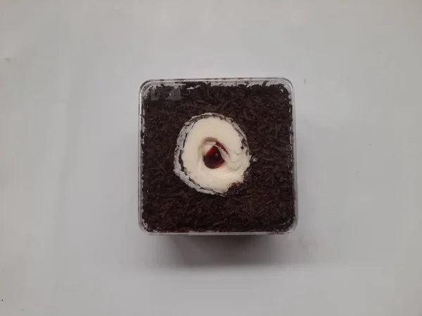 黑色森林生日蛋糕食物在白色背景的顶部视图 蛋糕店背景概念 — 图库照片