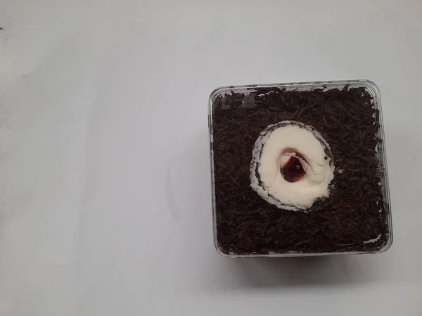 黑色森林生日蛋糕食物在白色背景的顶部视图 蛋糕店背景概念 — 图库照片