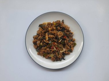 Oncom, beyaz arka planda üst tabakta kızartma yapıyor. Oncom geleneksel bir Endonezya yemeğidir. Tofu artıklarından yapılır. Sağlıklı gıda geçmişi, yemek tarifi, kahvaltı, öğle yemeği, akşam yemeği, yemek