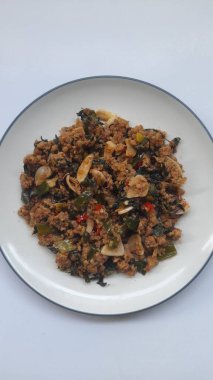 Oncom, beyaz arka planda üst tabakta kızartma yapıyor. Oncom geleneksel bir Endonezya yemeğidir. Tofu artıklarından yapılır. Sağlıklı gıda geçmişi, yemek tarifi, kahvaltı, öğle yemeği, akşam yemeği, yemek