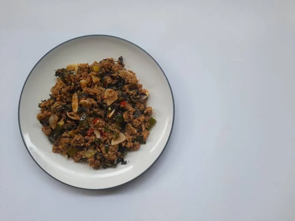 用白色背景的盘子顶部视图搅拌油炸食品 Oncom是印度尼西亚的传统食品 由豆腐渣制成 健康食品背景概念 食品配方 — 图库照片