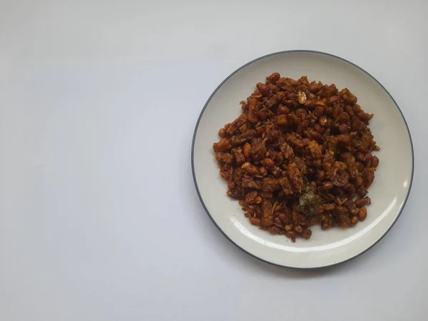 Gebratenes Tempe Orek Essen Auf Teller Draufsicht Auf Weißem Hintergrund — Stockfoto