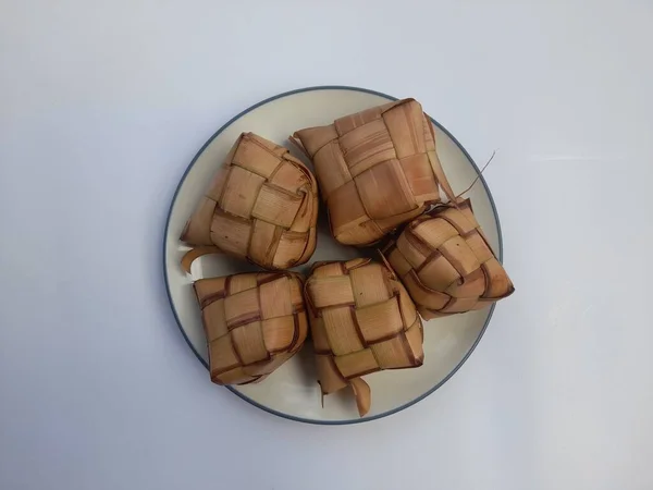 Ansicht Von Ketupat Lebensmitteln Kokosblättern Auf Einem Teller Vor Weißem — Stockfoto