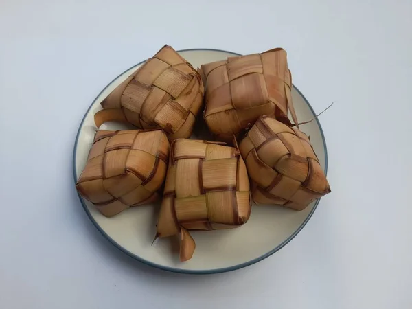 Κάτοψη Του Ketupat Τροφίμων Τυλιγμένο Φύλλα Καρύδας Ένα Πιάτο Λευκό — Φωτογραφία Αρχείου