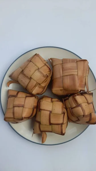 Κάτοψη Του Ketupat Τροφίμων Τυλιγμένο Φύλλα Καρύδας Ένα Πιάτο Λευκό — Φωτογραφία Αρχείου