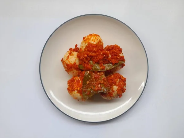 在白底的盘面上 用辣椒酱煮鸡蛋 健康食品背景概念 食品配方 — 图库照片