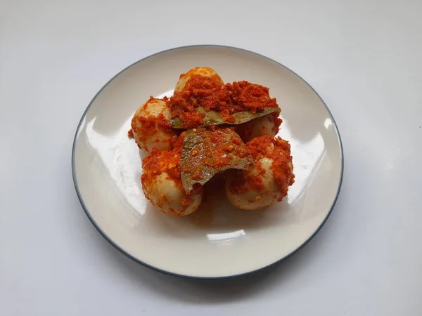 在白底的盘面上 用辣椒酱煮鸡蛋 健康食品背景概念 食品配方 — 图库照片