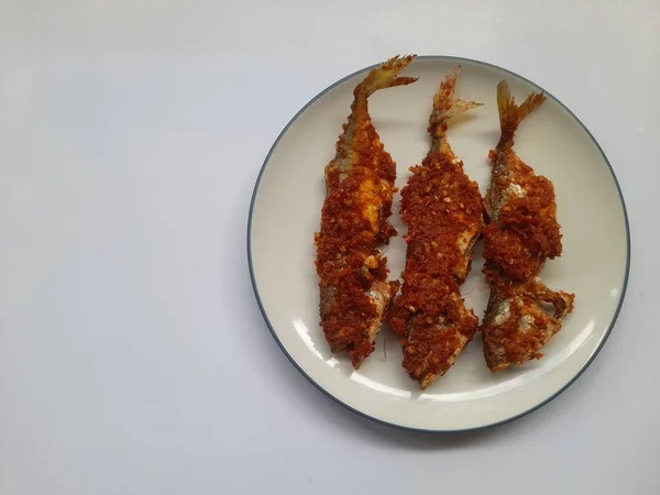 食物巴拉多油炸鲭鱼 Ikan Kembung 在一个盘子顶部的观点白色背景 健康食品背景概念 食品配方 油炸鱼 — 图库照片