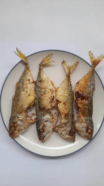 Comida Caballa Frita Ikan Kembung Plato Vista Superior Sobre Fondo —  Fotos de Stock