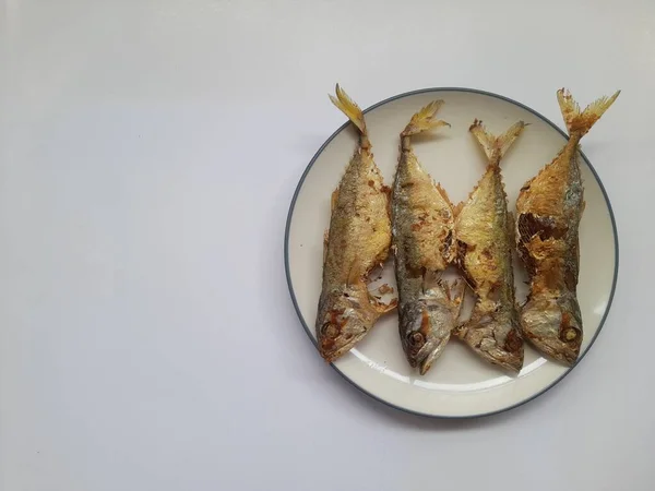 Comida Caballa Frita Ikan Kembung Plato Vista Superior Sobre Fondo —  Fotos de Stock