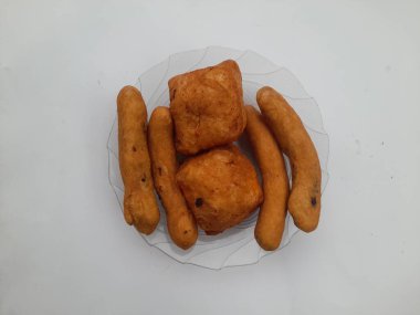 Beyaz arka planda, tabak üstünde pasta yiyecekler. geleneksel Endonezya yemeği, abur cubur, aşçılık, ev yapımı yemek tarifi, yemek tarifi, el yapımı, hamur işi, kızarmış ekmek, fırın, kahvaltı