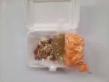 Beyaz arka planda köpüklü tavuklu yulaf lapası (bubur ayam) yiyeceği. Sağlıklı yemek, yemek tarifleri, kahvaltı, yaşam tarzı, yemek, yemek, yemek, yemek, yemek, yemek, gurme, restoran, gelenek