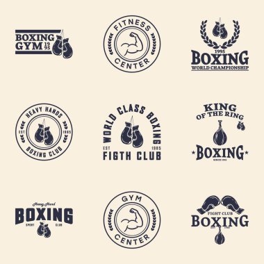 Boks kulübü rozetleri ve logo tasarımları. Vektör çizimi. Boks kulübü amblemleri, tabelalar, yamalar, gömlekler ve şablonlar için. Boksör ve eldivenli klasik monokrom etiketi veya çıkartması.