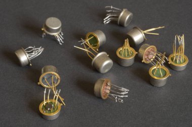 Metalik vakalarda eskimiş transistörler, makro fotoğrafçılık.