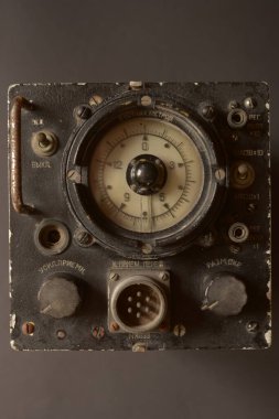 Kiril işaretli klasik Sovyet uçak telsiz altimetresi, eski havacılık kokpit cihazı..