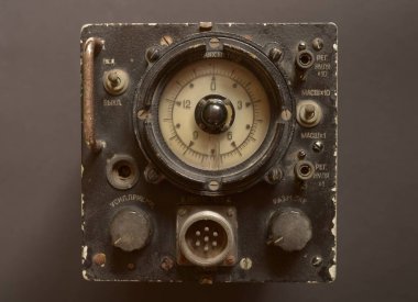 Kiril işaretli klasik Sovyet uçak telsiz altimetresi, eski havacılık kokpit cihazı..