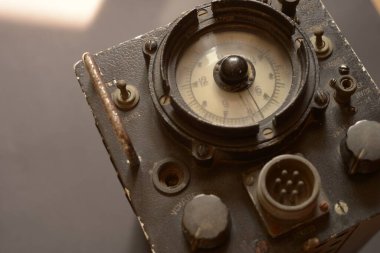 Kiril işaretli klasik Sovyet uçak telsiz altimetresi, eski havacılık kokpit cihazı..