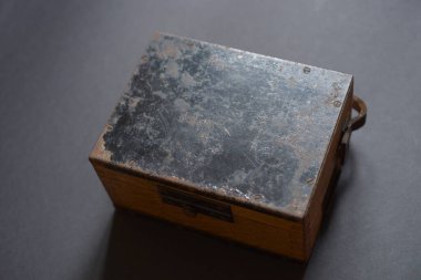 Yirminci yüzyılın ortalarında kullanılan elektrikli ölçüm aletinin kulplu aşınmış ahşap kutusu..