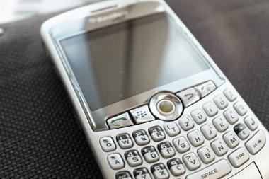 Prag, Çek Cumhuriyeti - 9 Ocak: Eski akıllı telefonun 13 Ocak 2018 'de Prag, Çek Cumhuriyeti' ndeki fotoğrafı.