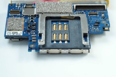 Prag, Çek Cumhuriyeti - 31 Ocak 2016: Orijinal Apple iPhone 2G 'nin dahili devre kartı ve pil detayları, 2007 yılında yayınlandı, bileşenlerin yakın görüntüsü.