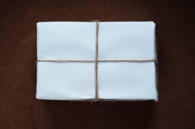 Açık kahverengi bir ipe kağıt bir borç paketi.