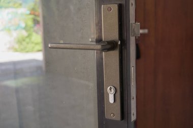 door handle that serves to open the door