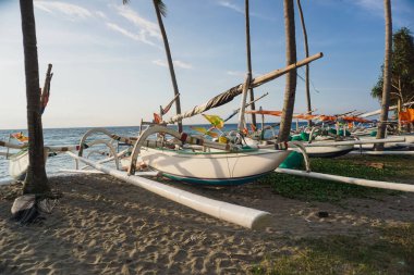 Senggigi sahilinde balıkçı tekneleri