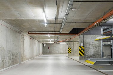 Park yerleri olan yeraltı garajı. Betondan yapılmış garaj duvarları. Platform park yeri. Park alanlarının kaydedilmesi