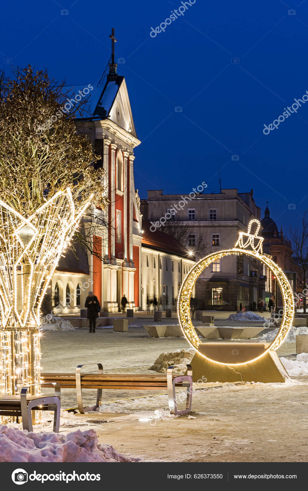 卢布林的圣诞气氛波兰的圣诞装饰品圣诞灯饰节圣诞节假期卢布林新年——图库图片© erfishon #626373550