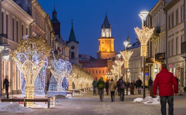 Lublin 'de Noel atmosferi. Polonya 'da Noel süsleri. Noel Aydınlatma Festivali. Noel tatili. Lublin 'de yeni yıl.  