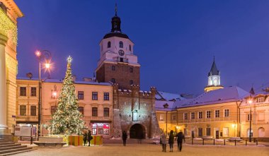 Lublin 'de Noel atmosferi. Polonya 'da Noel süsleri. Noel Aydınlatma Festivali. Noel tatili. Lublin 'de yeni yıl.  