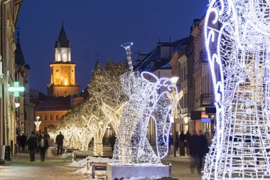 Lublin 'de Noel atmosferi. Polonya 'da Noel süsleri. Noel Aydınlatma Festivali. Noel tatili. Lublin 'de yeni yıl.  