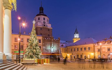 Lublin 'de Noel atmosferi. Polonya 'da Noel süsleri. Noel Aydınlatma Festivali. Noel tatili. Lublin 'de yeni yıl.  