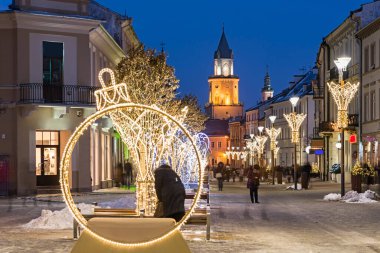 Lublin 'de Noel atmosferi. Polonya 'da Noel süsleri. Noel Aydınlatma Festivali. Noel tatili. Lublin 'de yeni yıl.  