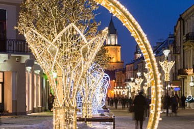 Lublin 'de Noel atmosferi. Polonya 'da Noel süsleri. Noel Aydınlatma Festivali. Noel tatili. Lublin 'de yeni yıl.  