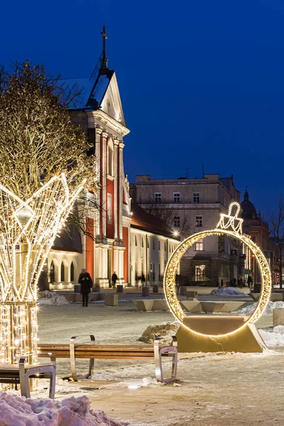 Lublin 'de Noel atmosferi. Polonya 'da Noel süsleri. Noel Aydınlatma Festivali. Noel tatili. Lublin 'de yeni yıl.  