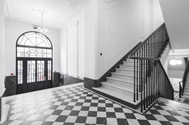 Konağa giriş kapısı. Klasik tarz merdiven..