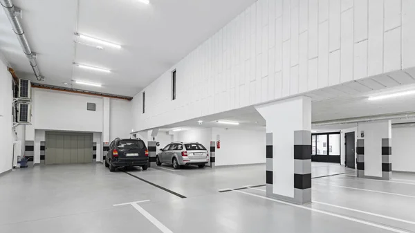 Kalabalık şehir merkezli otoparkları olan bir yer altı garajı. Avrupa. Polonya