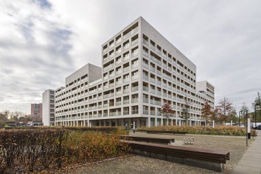 Bir Avrupa şehrinde konut binaları. Modern apartman blokları. Şehrin merkezindeki çoklu aile binası. Çok sayıda kat var. Balkonlar ve loggialar. 