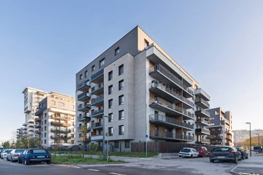 Bir Avrupa şehrinde konut binaları. Modern apartman blokları. Şehrin merkezindeki çoklu aile binası. Çok sayıda kat var. Balkonlar ve loggialar. 