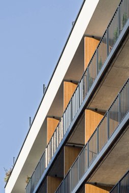 Şehir merkezindeki çoklu aile binasının detayları. Çok sayıda kat var. Balkonlar ve loggialar. 