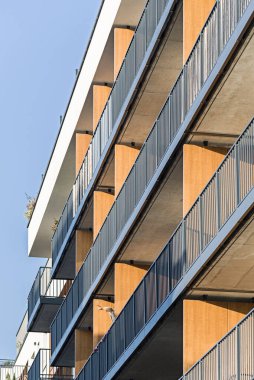 Şehir merkezindeki çoklu aile binasının detayları. Çok sayıda kat var. Balkonlar ve loggialar. 