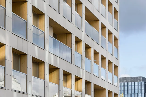 Részlet Egy Többszintes Épülethez Belvárosban Nagyszámú Emelet Erkélyek Loggiák Napsütés — Stock Fotó